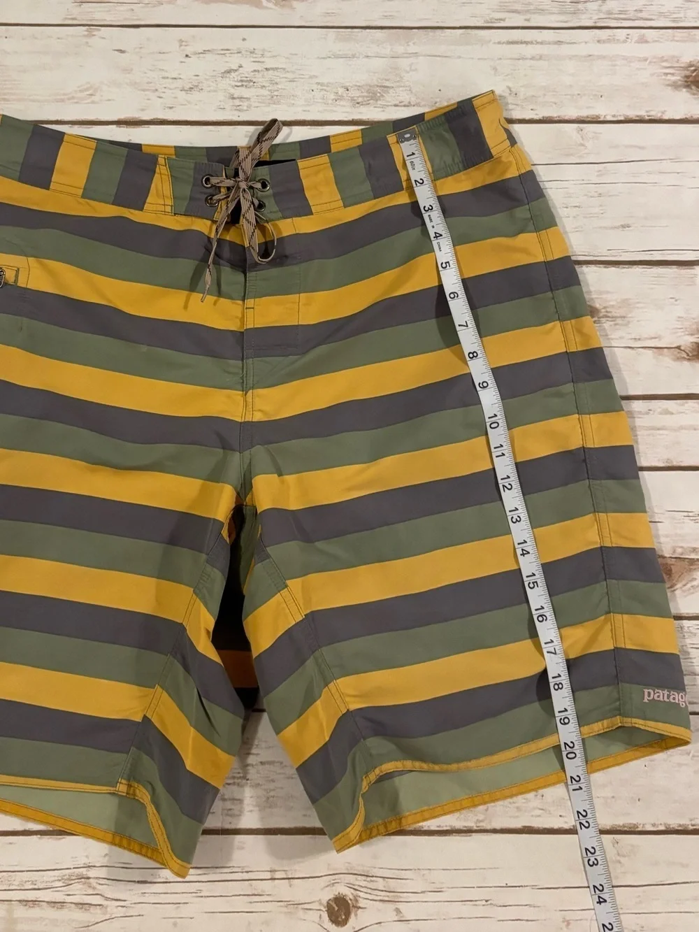 Patagonia® Worn Wear M's Wavefarer® Board Shorts Yucca Size 34